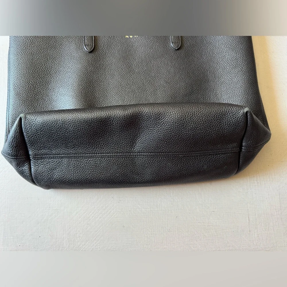 Cuyana Classic Structured Leather Tote in Black Pebbled Leather